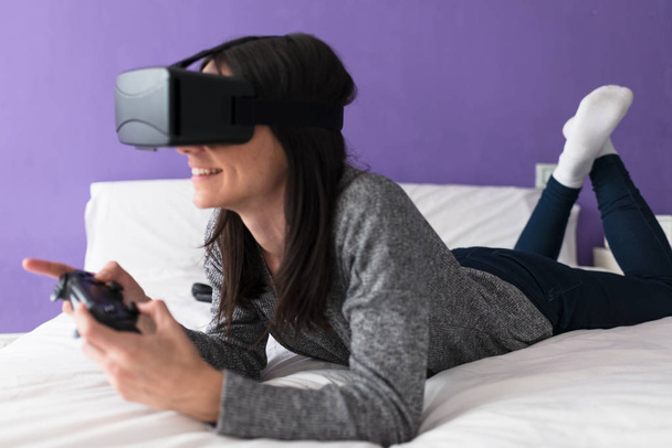Apuntar mientras juegas con gafas de realidad virtual
 - Foto, Imagen