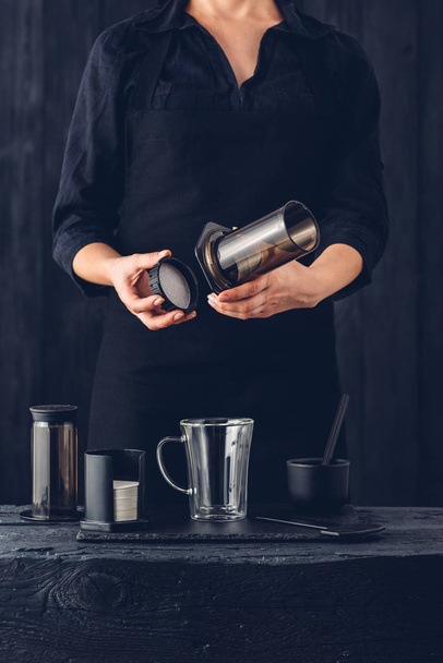 Professionelle Barista bereiten Kaffee alternative Methode - Foto, Bild
