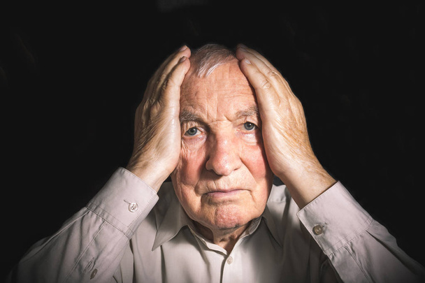 πορτρέτο του ένας ηλικιωμένος άνδρας με πρόσωπο που κλείνουν με τα χέρια - Φωτογραφία, εικόνα