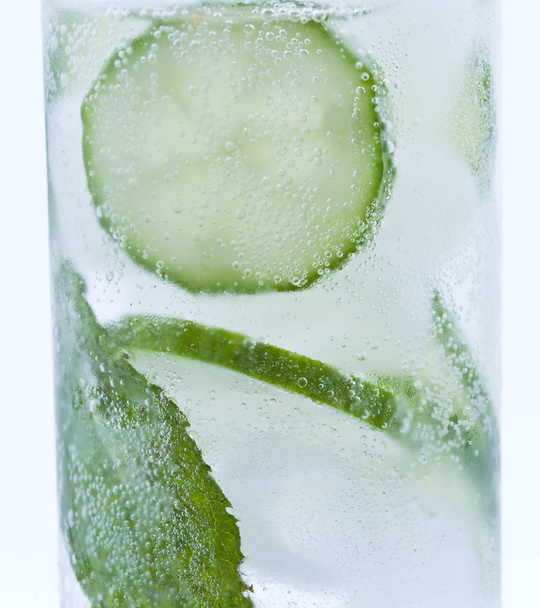 Healthy mint flavored drink - Foto, afbeelding