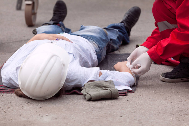 Work accident. First aid training. - Foto, afbeelding