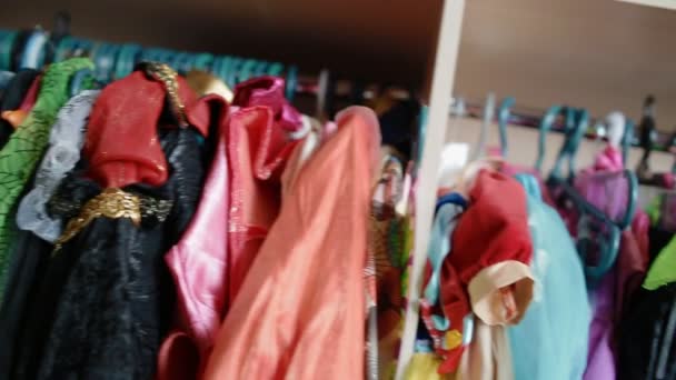 Garderobe voller Kinderkarnevalskostüme - Filmmaterial, Video