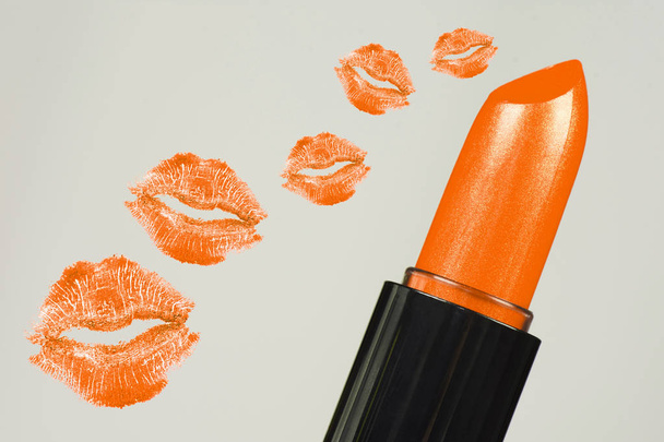 baisers de rouge à lèvres orange
 - Photo, image