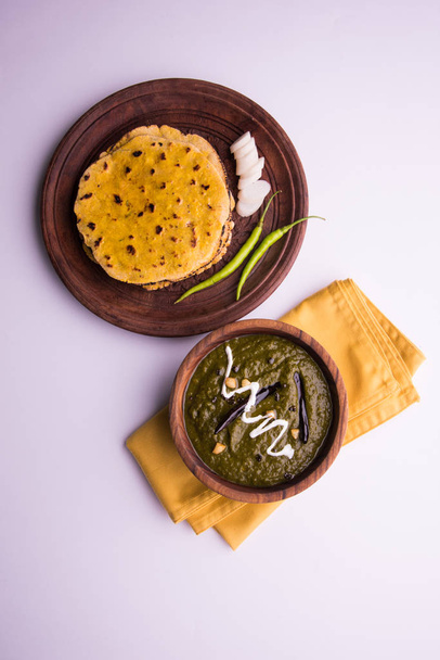 Maismehl Fladenbrot oder Roti oder Makki Ki Roti mit Sarso da Saag oder Senfblättern Curry, indisches Essen beliebt in der Wintersaison in Nordindien - Foto, Bild