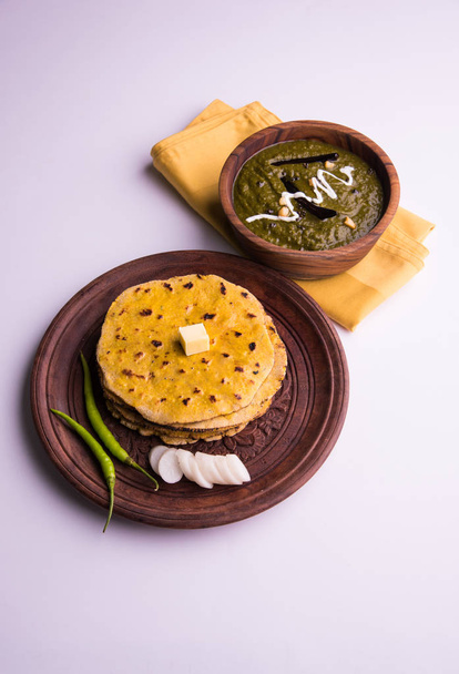 επίπεδη ψωμί αλεύρι καλαμποκιού ή roti ή Makki κι Roti με sarso da Saag ή φύλλα μουστάρδας, κάρυ και ινδική τροφίμων δημοφιλής στην χειμερινή περίοδο στη Βόρεια Ινδία - Φωτογραφία, εικόνα