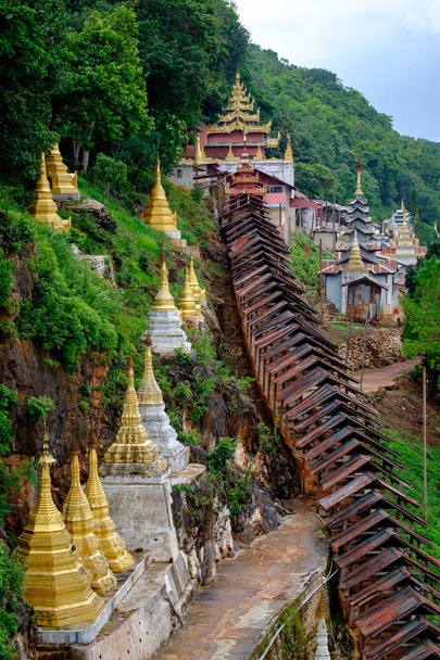 Pagodes budistas e templo na entrada das Cavernas Pindaya, Mianmar
 - Foto, Imagem
