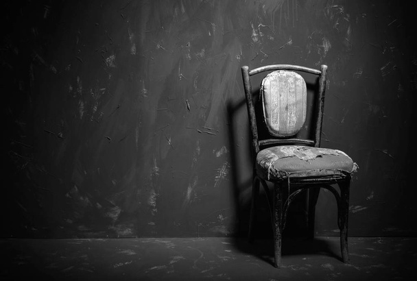 vintage καρέκλα με σχισμένη ταπετσαρία, μαύρο και άσπρο - Φωτογραφία, εικόνα