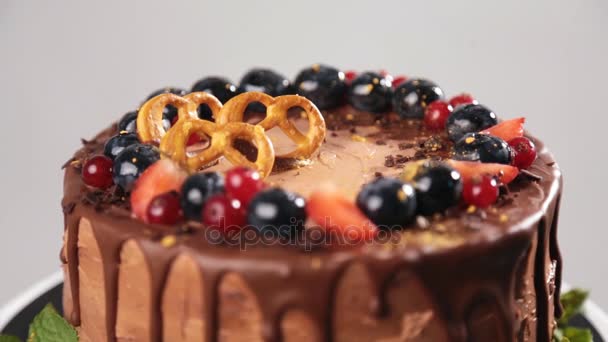 chocolate cake met zomer bessen - Video
