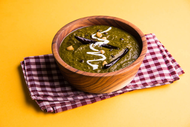 Maismehl Fladenbrot oder Roti oder Makki Ki Roti mit Sarso da Saag oder Senfblättern Curry, indisches Essen beliebt in der Wintersaison in Nordindien - Foto, Bild