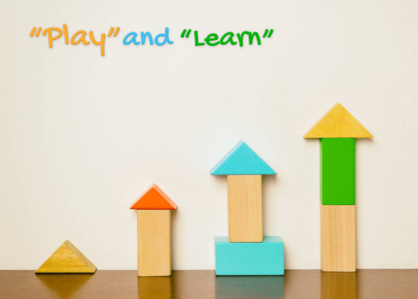 Gioca e impara il concetto di educazione con un colorato giocattolo di legno
 - Foto, immagini