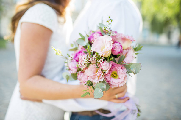 bouquet de mariage, fleurs dans les mains
  - Photo, image