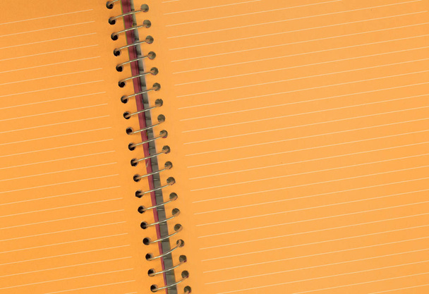 Bloc de notas con muelle, rayas horizontales de papel
 - Foto, Imagen