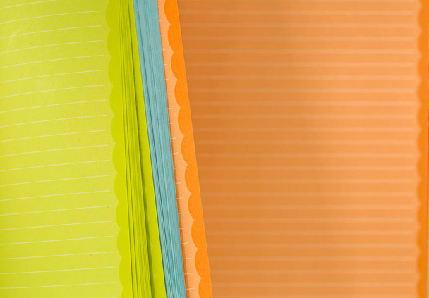 bloc de notas de color con rayas horizontales de papel de primavera
 - Foto, Imagen