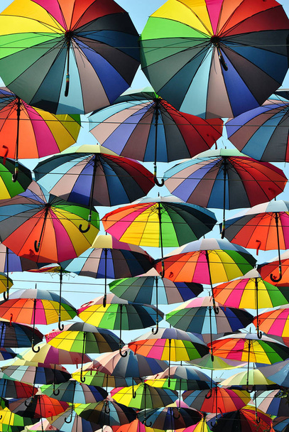 Um monte de guarda-chuvas coloridos
 - Foto, Imagem