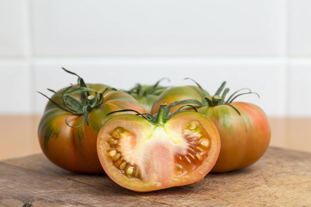Pomodori crudi, verdure d'insalata
 - Foto, immagini