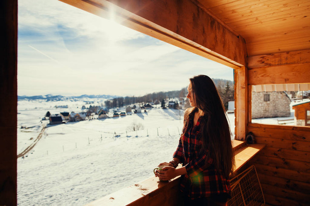 dívka pije čaj na zimní terase - Fotografie, Obrázek