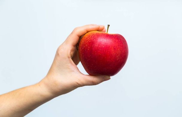 Manzana sosteniendo por las manos de mujer en primer plano
 - Foto, imagen