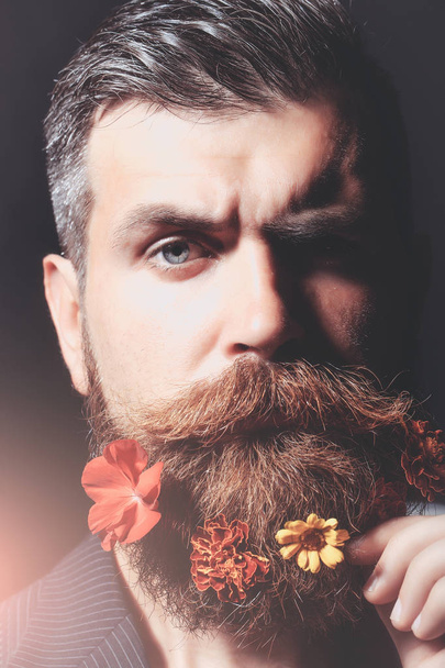 Man with flowers in beard - Foto, afbeelding