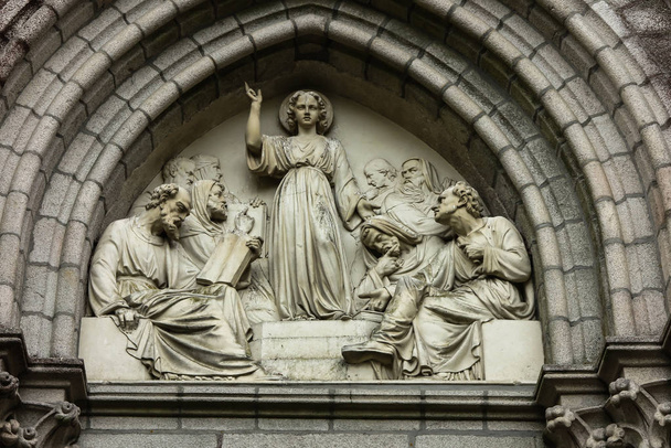 Jesus als Weisheit unter Gelehrten, Flachrelief über der Türkapelle - Foto, Bild