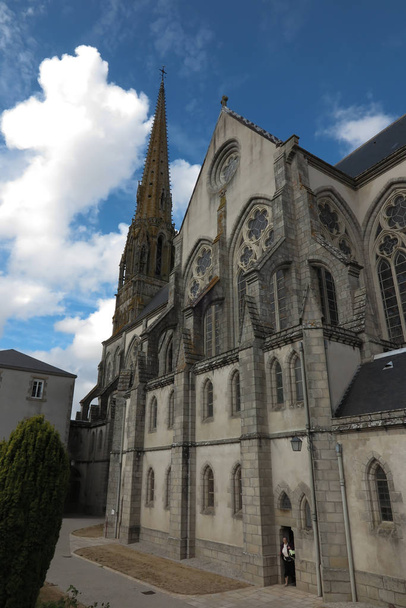 Saint-Laurent-sur-Sevre kápolna, a kolostor, a lánya: O - Fotó, kép