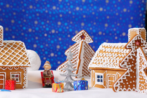 Christmas card with gingerbread house and tree - Foto, Imagen