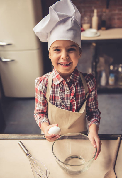 Little girl baking - Foto, Bild