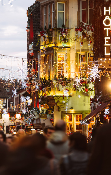 ストラスブール、フランス人 illumin のクリスマス マーケットの雰囲気 - 写真・画像