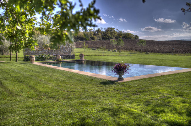 Заміський басейн у полі
 - Фото, зображення