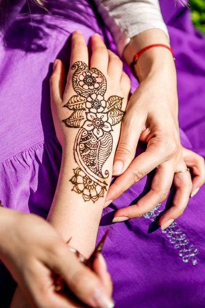 Εικόνα του ανθρώπινου χεριού είναι διακοσμημένο με τατουάζ χέννα, mehendi - Φωτογραφία, εικόνα