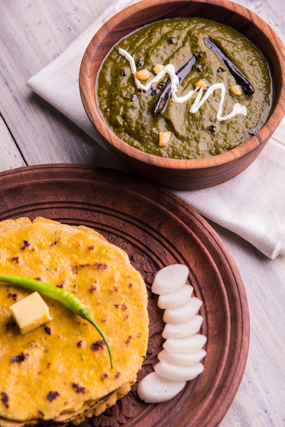 farina di mais pane piatto o roti o Makki Ki Roti con sarso da Saag o foglie di senape al curry, cibo indiano popolare nella stagione invernale nel nord dell'India
 - Foto, immagini