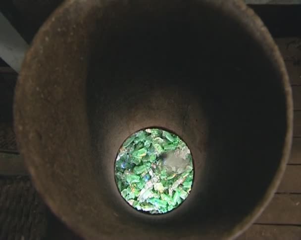 PET palackok válogatni. Műanyag újrahasznosítás. ipari gyár. - Felvétel, videó