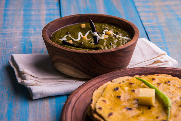 farina di mais pane piatto o roti o Makki Ki Roti con sarso da Saag o foglie di senape al curry, cibo indiano popolare nella stagione invernale nel nord dell'India
 - Foto, immagini