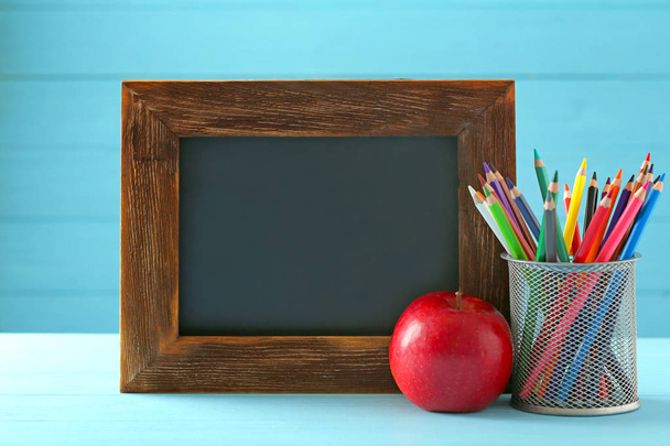 Винтажная рамка со школьными принадлежностями
 - Фото, изображение
