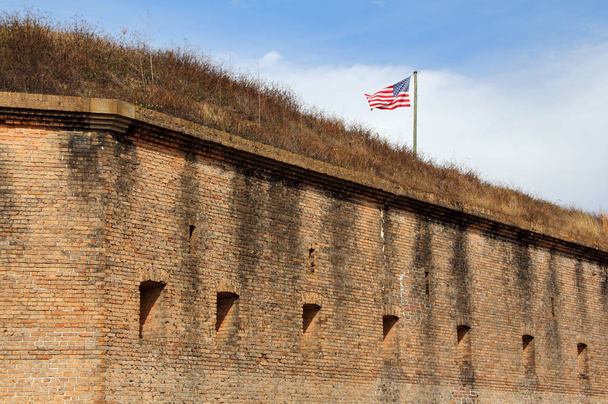 Americká vlajka nad Fort - Fotografie, Obrázek