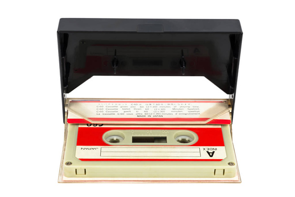 Ruban audio vintage dans la boîte sur fond blanc
 - Photo, image