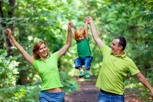 Muotokuva onnellinen perhe puistossa
 - Valokuva, kuva