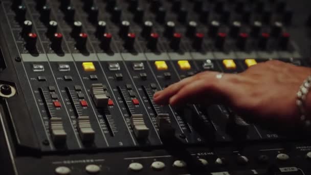 Κονσόλα ήχου στούντιο ηχογράφησης και ένα χέρι τραβώντας τα πόμολα - Πλάνα, βίντεο