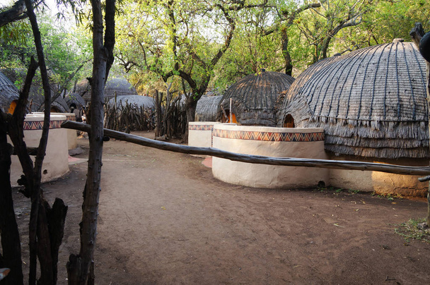 Stammesstrohhäuser in Südafrika.  - Foto, Bild