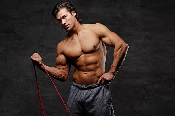 Homem atlético com alças de fitness trx
 - Foto, Imagem