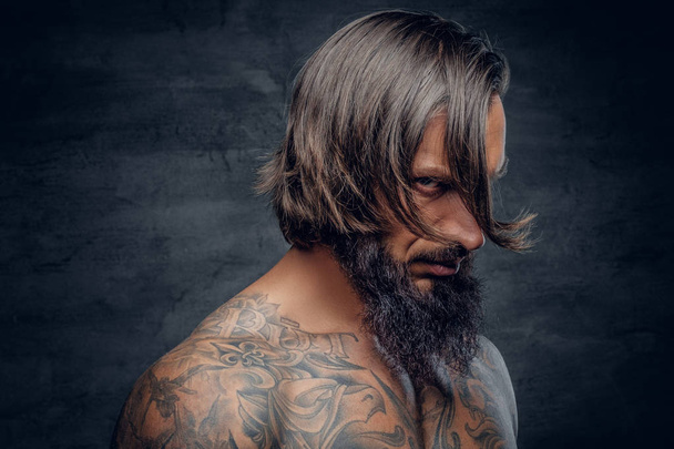 Hombre barbudo de pelo largo
 - Foto, Imagen