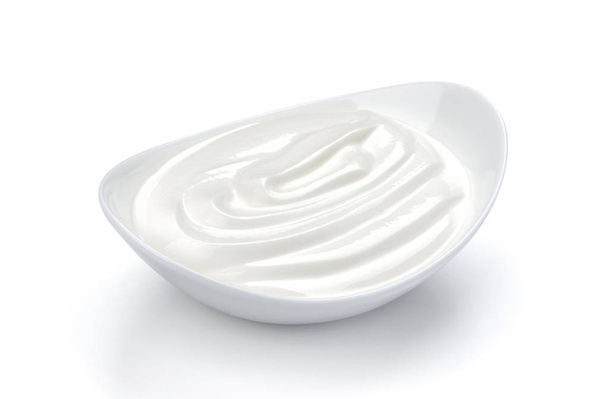 Crema agria en cuenco aislado sobre fondo blanco - Foto, Imagen