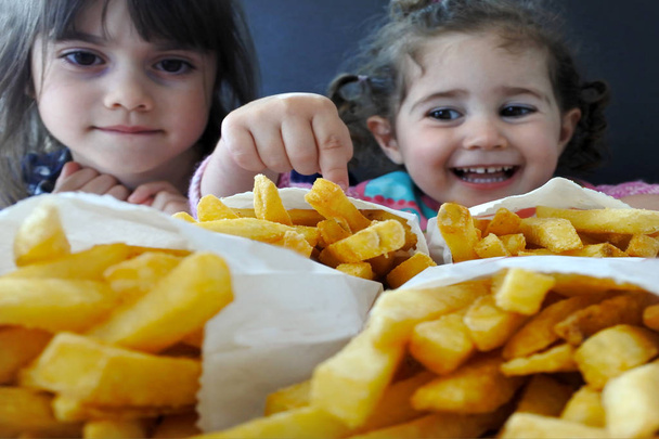 Kleine meisjes klaar om te eten fastfood - Foto, afbeelding