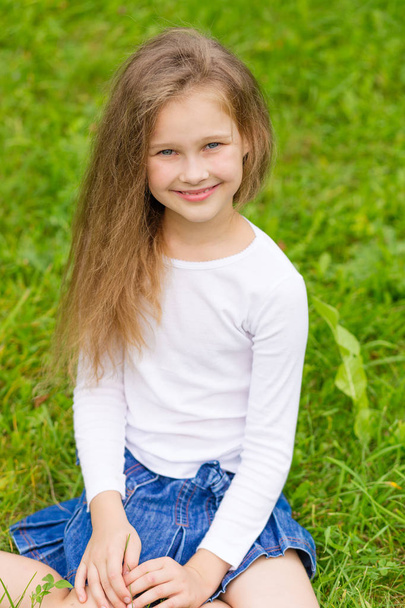 Porträt eines schönen kleinen Mädchens  - Foto, Bild