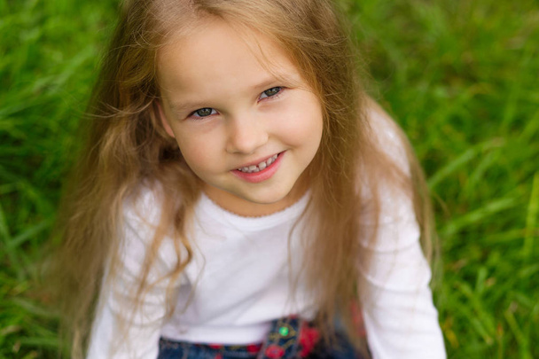 Portret van een mooi klein meisje  - Foto, afbeelding