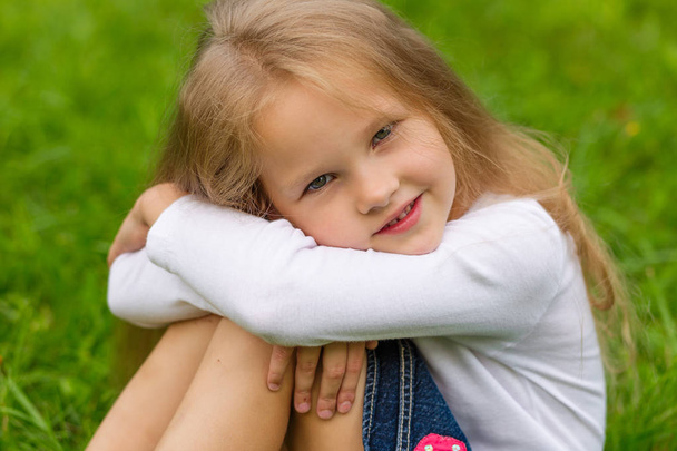 Портрет красивой маленькой девочки  - Фото, изображение