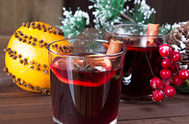 mulled wine with christmas decorations - Foto, Imagem