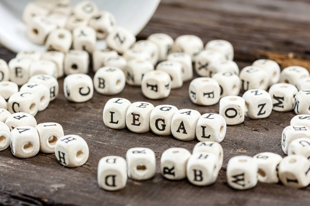 Слово LEGAL на старому дерев'яному столі
. - Фото, зображення