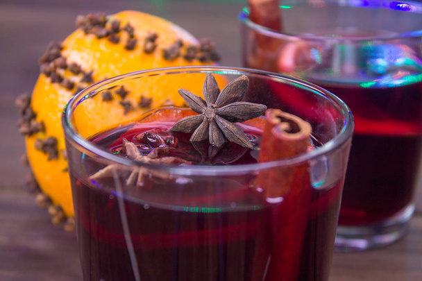 Mulled wine and spices on the background with christmas garland lights - Fotoğraf, Görsel