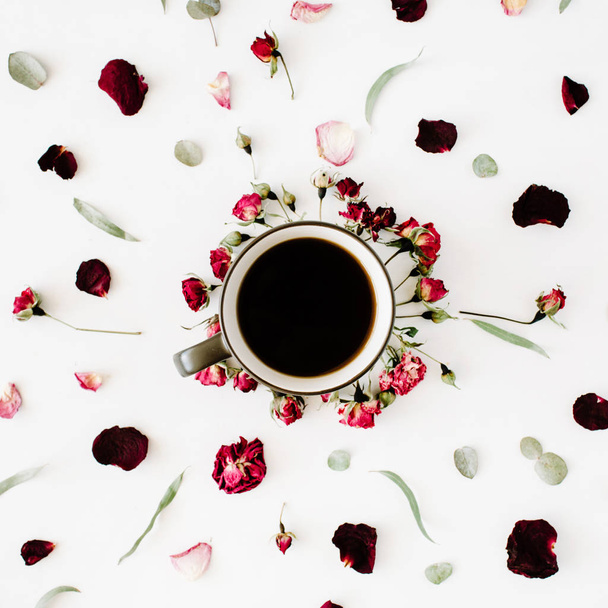 Κούπα καφέ μαύρο και λουλούδια - Φωτογραφία, εικόνα