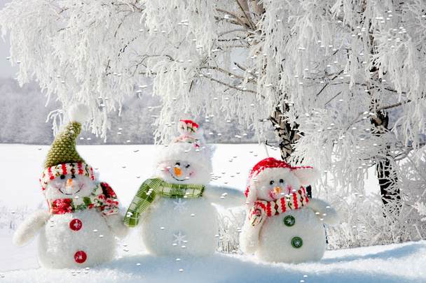 drie sneeuwpoppen in de sneeuw.  - Foto, afbeelding